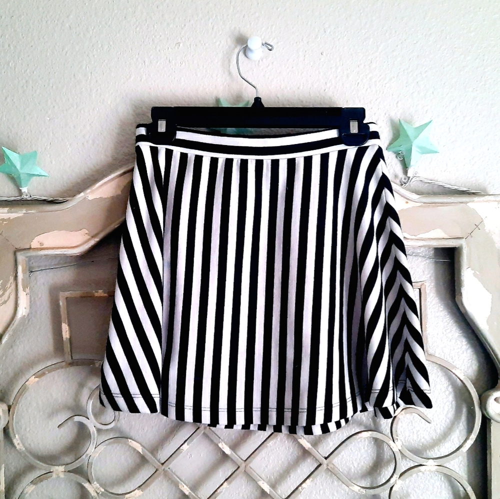 Forever 21 Black & White Striped Skater Skirt - S